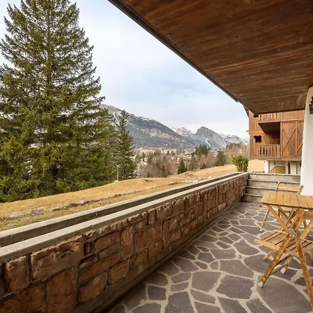 Cozy 3 Bedroom With Access To Garden Lägenhet Cortina dʼAmpezzo