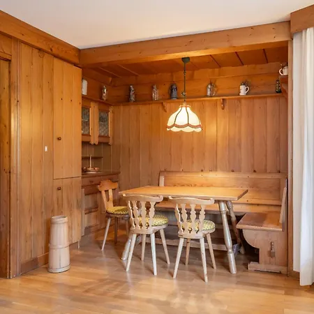 Cozy 3 Bedroom With Access To Garden Apartment Cortina d'Ampezzo